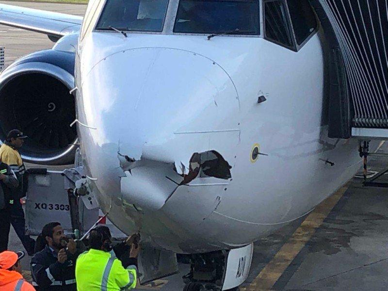 Illustration for article titled Así quedó el morro de un Boeing 737 comercial tras el impacto con un dron cuando iba a aterrizar